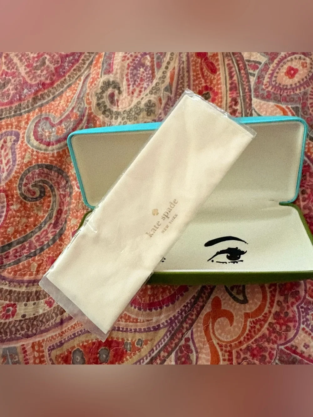 Kate Spade New York Two-Tone Hard Clamshell Eyeglass Case w/wink graphic inside